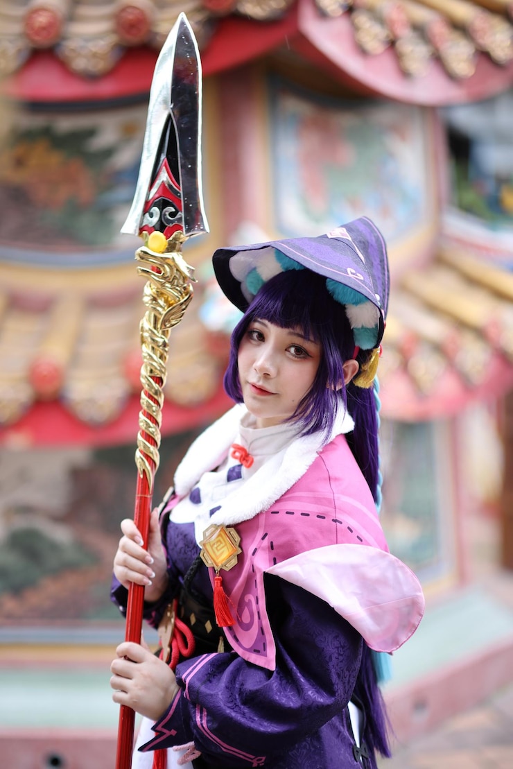 Photo 伝統的な服を着た笑顔の若い女性の肖像画
