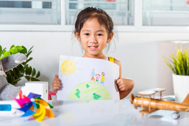 Photo portrait of smiling young woman using digital tablet on table