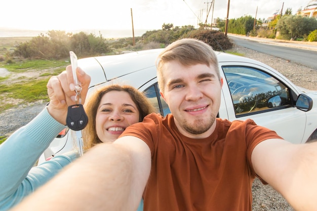 Photo portrait of smiling young woman using mobile phone