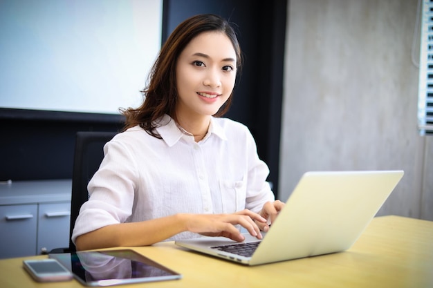 電話を使用して笑顔の若い女性の肖像画