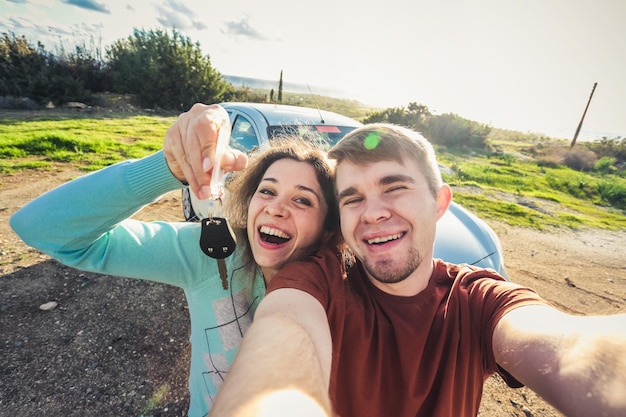 Photo portrait of a smiling young woman using smart phone