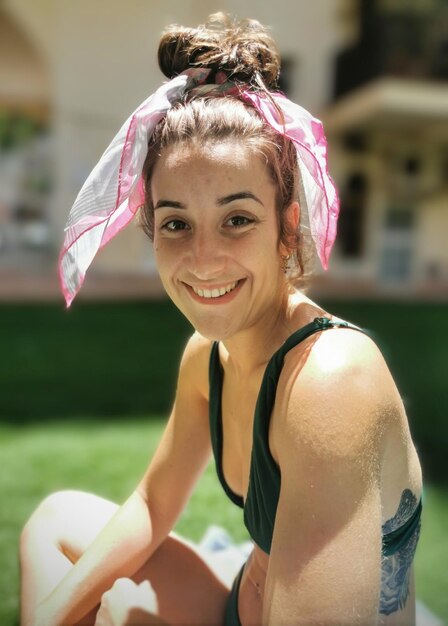 Photo portrait of smiling young woman wearing hat