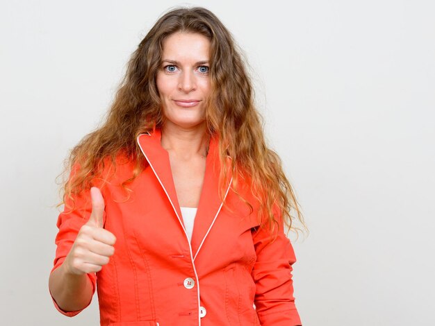 Photo portrait of a smiling young woman over white background