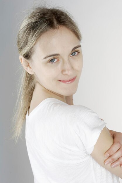 Photo portrait of a smiling young woman over white background