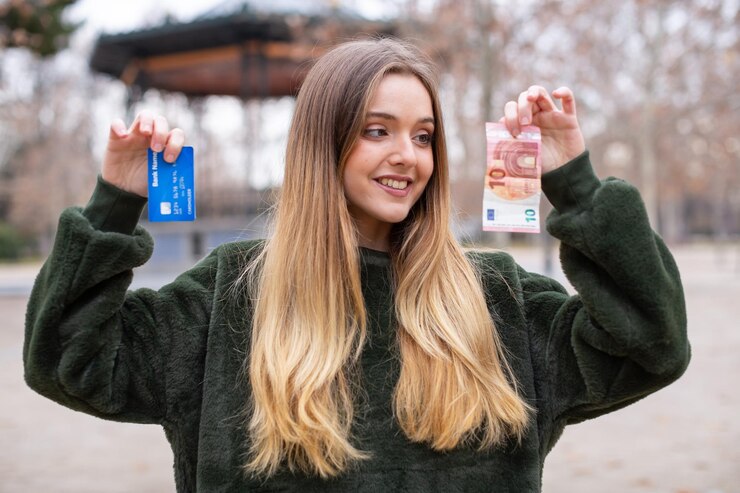 Photo portrait of a smiling young woman in winter