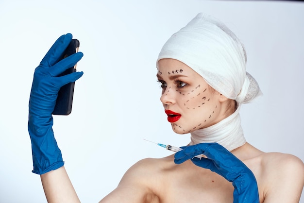 Foto ritratto di una giovane donna sorridente con le braccia alzate