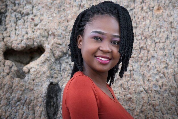 Photo portrait of smiling young woman with braided hair