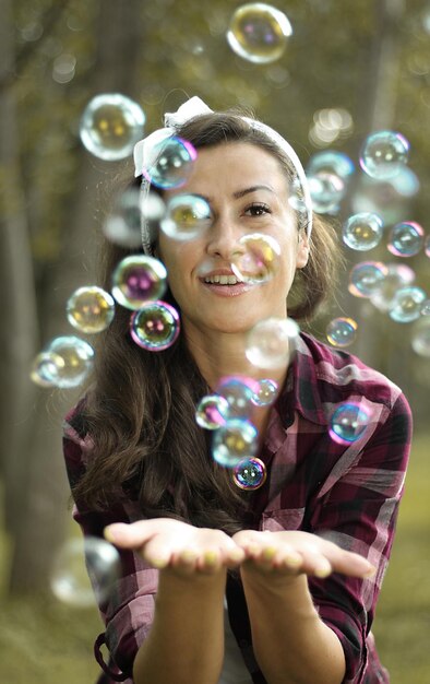 Foto ritratto di una giovane donna sorridente con bolle