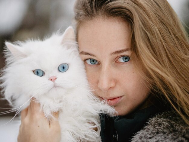 Foto ritratto di una giovane donna sorridente con un gatto