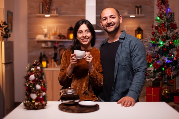 冬のクリスマスツリーと笑顔の若い女性の肖像画
