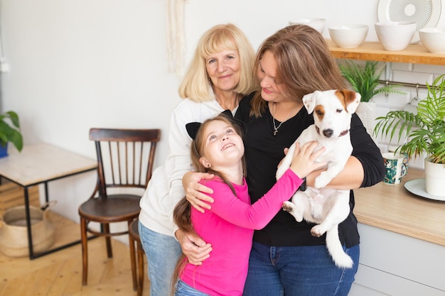 Foto ritratto di una giovane donna sorridente con un cane a casa