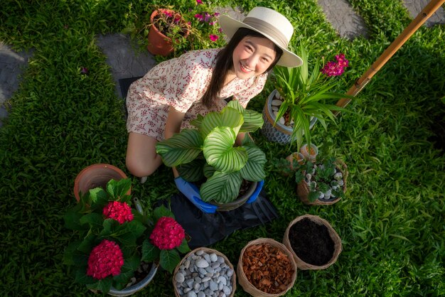 Photo portrait of smiling young woman with flowers