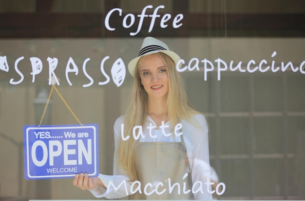 Foto ritratto di una giovane donna sorridente con testo