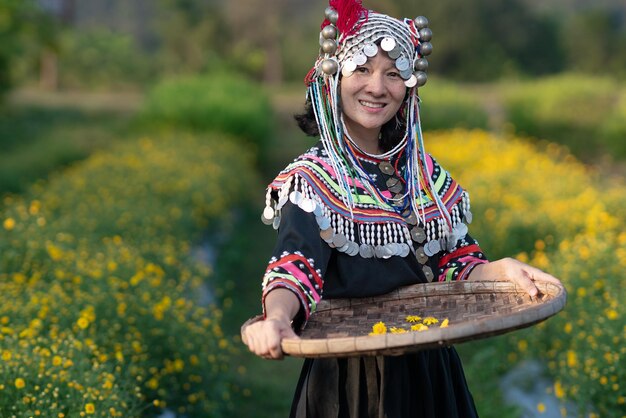 Foto ritratto di una giovane donna sorridente