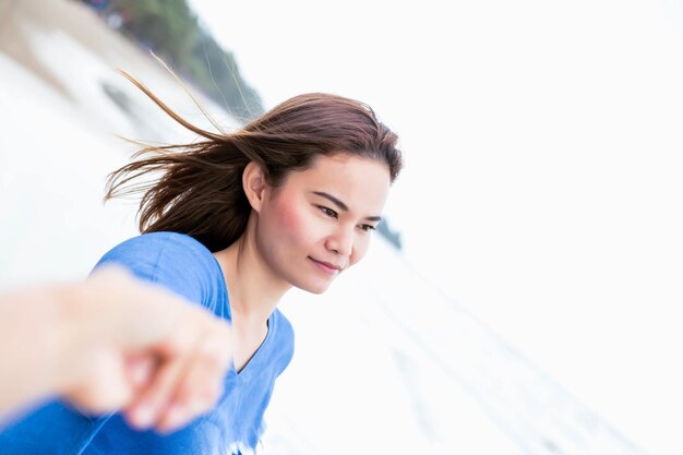 笑顔の若い女性の肖像画