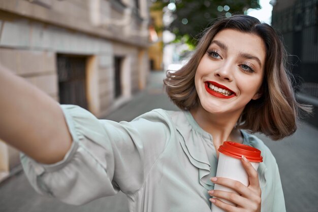 Foto ritratto di una giovane donna sorridente