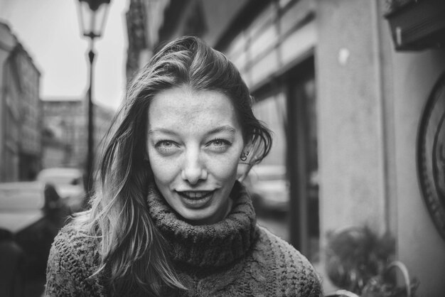 Photo portrait of smiling young woman