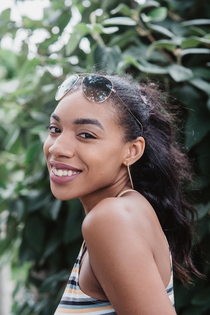 Photo portrait of smiling young woman