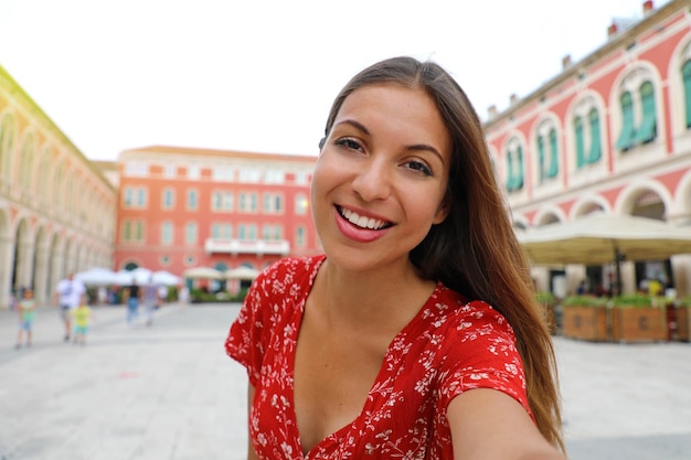 Foto ritratto di una giovane donna sorridente