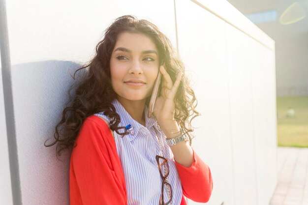 Photo portrait of smiling young woman