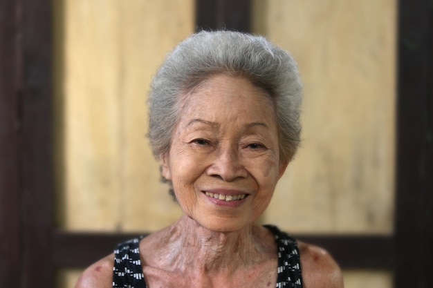 Photo portrait of a smiling young woman