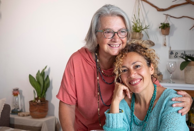 Foto ritratto di una giovane donna sorridente