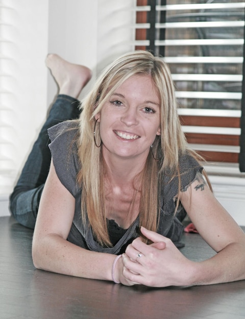 Photo portrait of smiling young woman