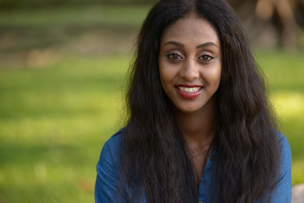 Photo portrait of a smiling young woman