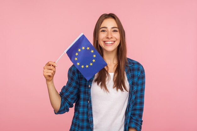 Foto ritratto di una giovane donna sorridente