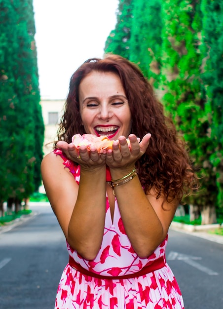 Foto ritratto di una giovane donna sorridente