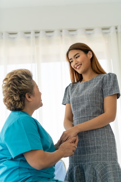 Foto ritratto di una giovane donna sorridente