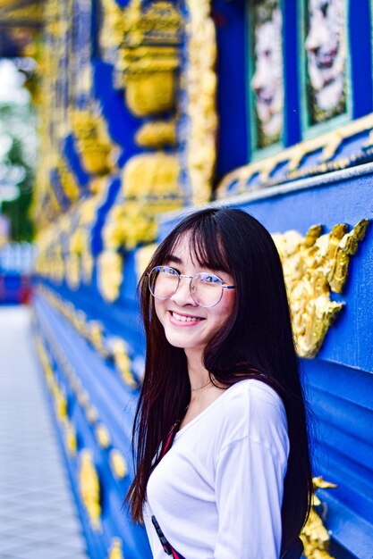 Photo portrait of a smiling young woman