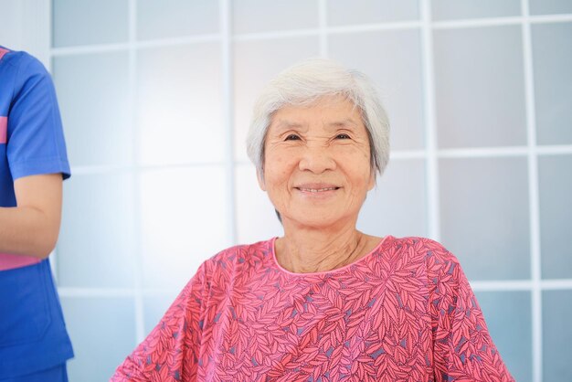 Photo portrait of a smiling young woman