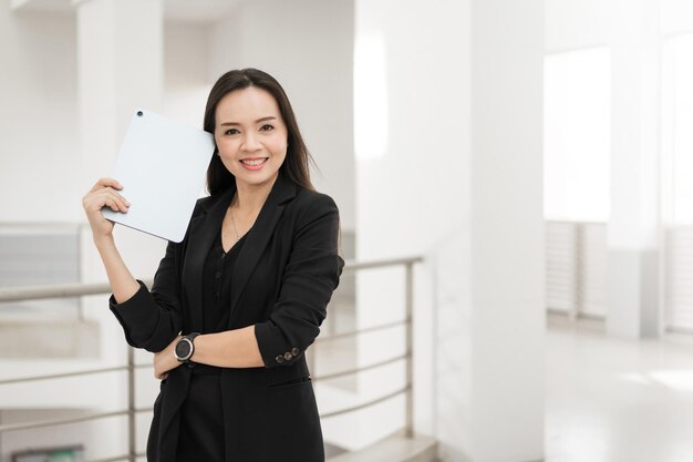 Photo portrait of a smiling young woman