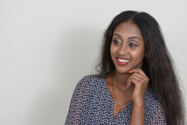 Photo portrait of a smiling young woman