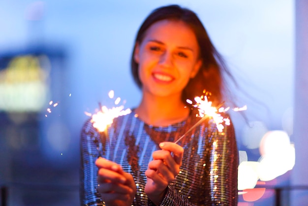 Foto ritratto di una giovane donna sorridente