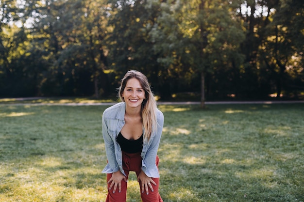 Foto ritratto di una giovane donna sorridente