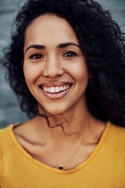 Photo portrait of smiling young woman