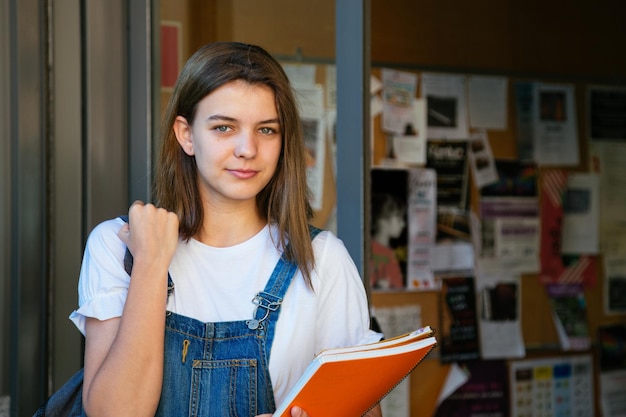 Photo portrait of a smiling young woman