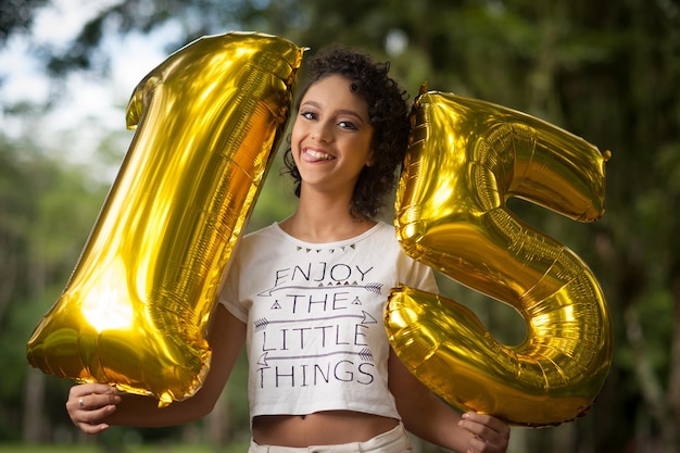 Foto ritratto di una giovane donna sorridente