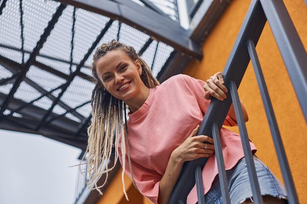 Foto ritratto di una giovane donna sorridente