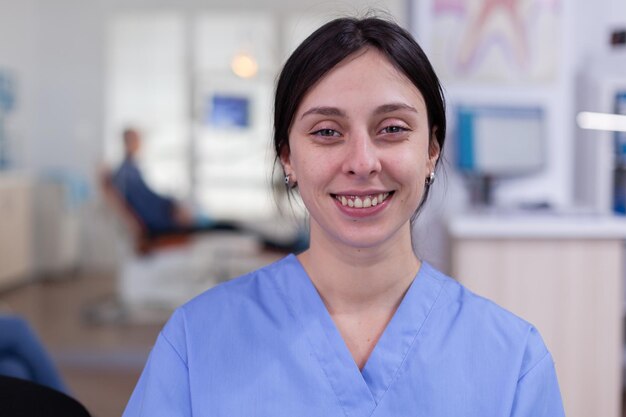 Foto ritratto di una giovane donna sorridente