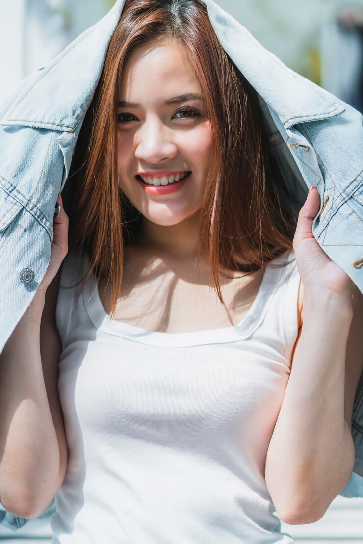 Photo 笑顔の若い女性の肖像画