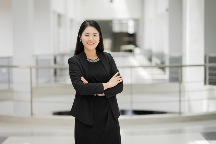 Photo 미소 짓는 젊은 여자 의 초상화