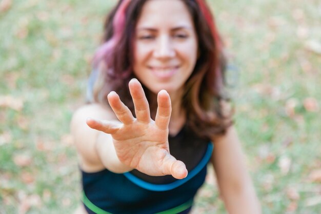 Foto ritratto di una giovane donna sorridente