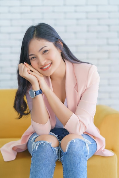 笑顔の若い女性の肖像画