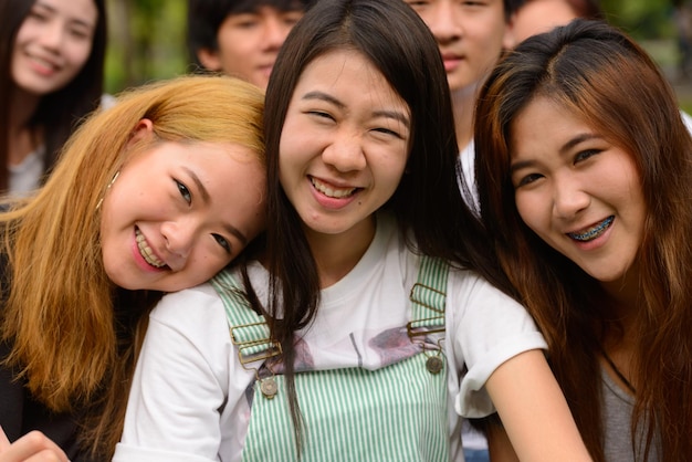 Photo portrait of a smiling young woman