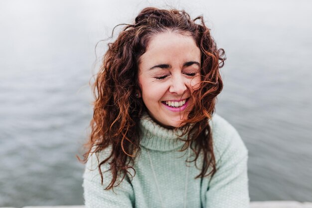 Foto ritratto di una giovane donna sorridente