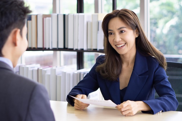 笑顔の若い女性の肖像画