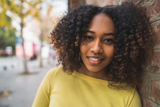 Photo portrait of smiling young woman